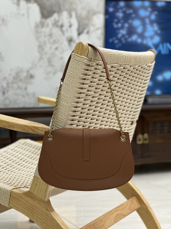 LE Collection_New Underarm Bag, the smooth curved design gives this shoulder bag a sophisticated and modern appeal. Imported Italian cowhide leather technology makes the whole bag look full of texture  Exquisite and styl