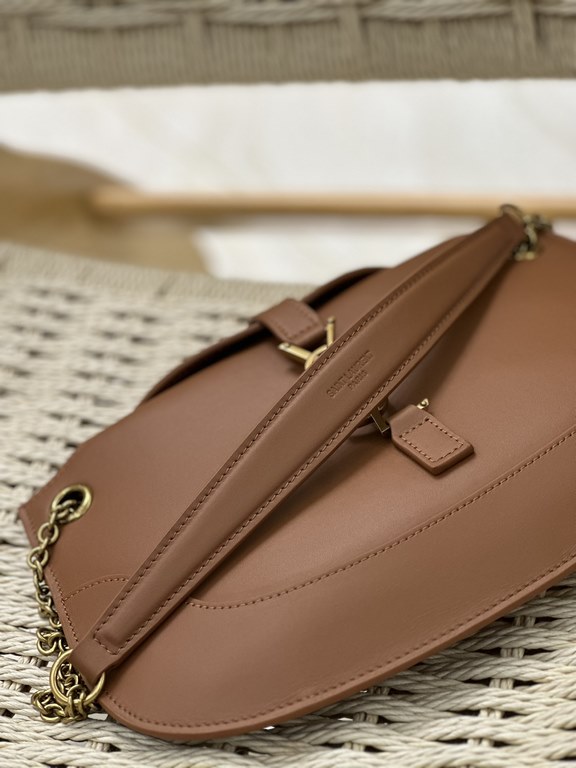 LE Collection_New Underarm Bag, the smooth curved design gives this shoulder bag a sophisticated and modern appeal. Imported Italian cowhide leather technology makes the whole bag look full of texture  Exquisite and styl