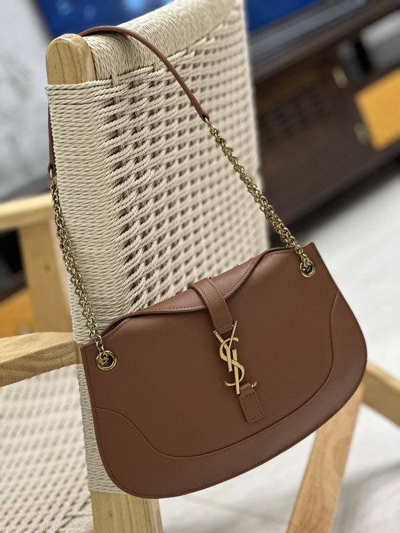 LE Collection_New Underarm Bag, the smooth curved design gives this shoulder bag a sophisticated and modern appeal. Imported Italian cowhide leather technology makes the whole bag look full of texture  Exquisite and styl