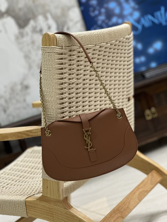 LE Collection_New Underarm Bag, the smooth curved design gives this shoulder bag a sophisticated and modern appeal. Imported Italian cowhide leather technology makes the whole bag look full of texture  Exquisite and styl