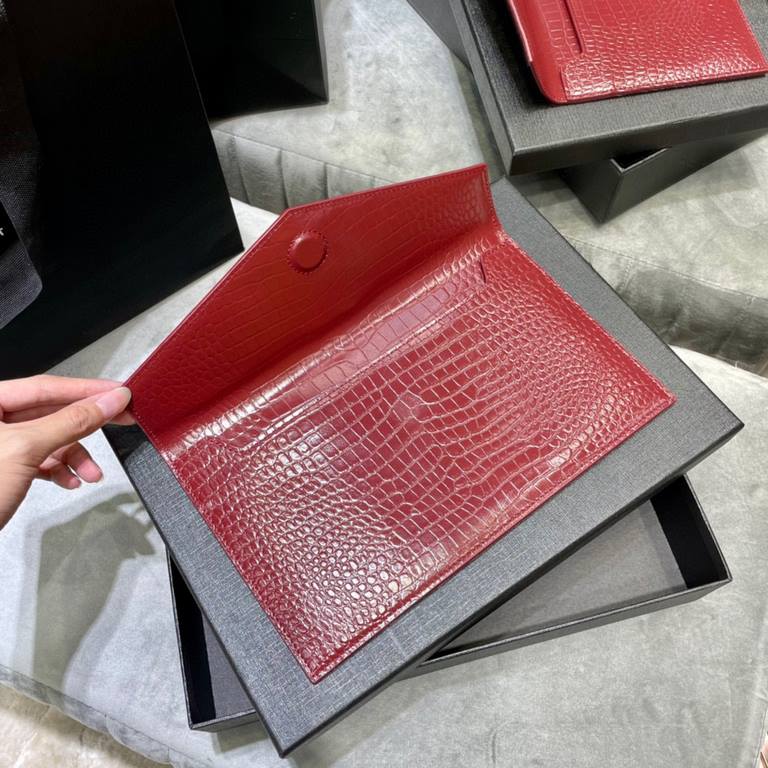 [In-stock SecondsUptown_New Clutch BagThe most classic iconic metal logo, imported Italian cowhide, simple and no loss of high-end, with casual style or lady style or suit can hold, go out with a hand on the ok ~ [with b