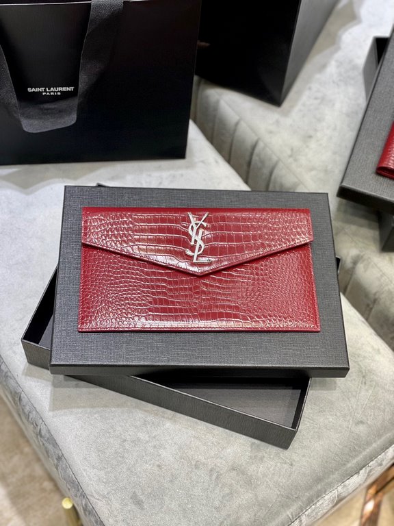 [In-stock SecondsUptown_New Clutch BagThe most classic iconic metal logo, imported Italian cowhide, simple and no loss of high-end, with casual style or lady style or suit can hold, go out with a hand on the ok ~ [with b