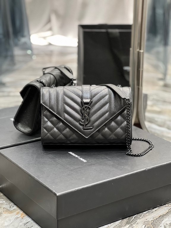 [In stock in seconds]#Envelope #Black with black buckleSmall grained embossed quilted grain leather envelope bagClassic is timeless, the beauty of the V grain quilted diamond caviar pattern, very wear-resistant, Italian 