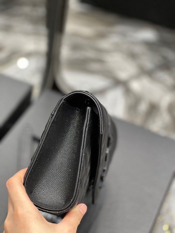 [In stock in seconds]#Envelope #Black with black buckleSmall grained embossed quilted grain leather envelope bagClassic is timeless, the beauty of the V grain quilted diamond caviar pattern, very wear-resistant, Italian 