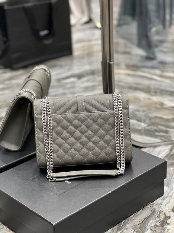 [In stock in seconds]#Envelope# Gray with Silver BuckleMedium grain embossed quilted leather envelope bagClassic is timeless, beautiful out of the sky V grain quilted diamond caviar pattern, Italian cowhide with eye-catc