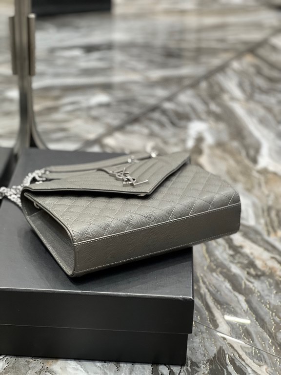 [In stock in seconds]#Envelope# Gray with Silver BuckleMedium grain embossed quilted leather envelope bagClassic is timeless, beautiful out of the sky V grain quilted diamond caviar pattern, Italian cowhide with eye-catc