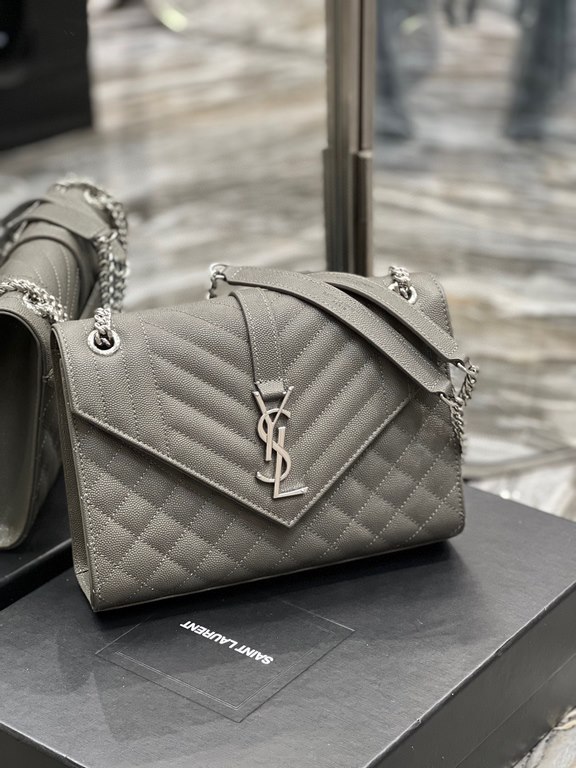 [In stock in seconds]#Envelope# Gray with Silver BuckleMedium grain embossed quilted leather envelope bagClassic is timeless, beautiful out of the sky V grain quilted diamond caviar pattern, Italian cowhide with eye-catc