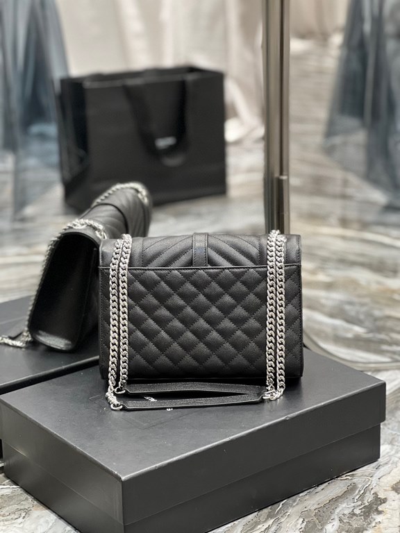 [In stock in seconds]#Envelope# Black with Silver BuckleMedium grain embossed quilted leather envelope bagClassic is timeless, the beauty of the V pattern spelling diamond pattern of caviar, Italian cowhide with eye-catc