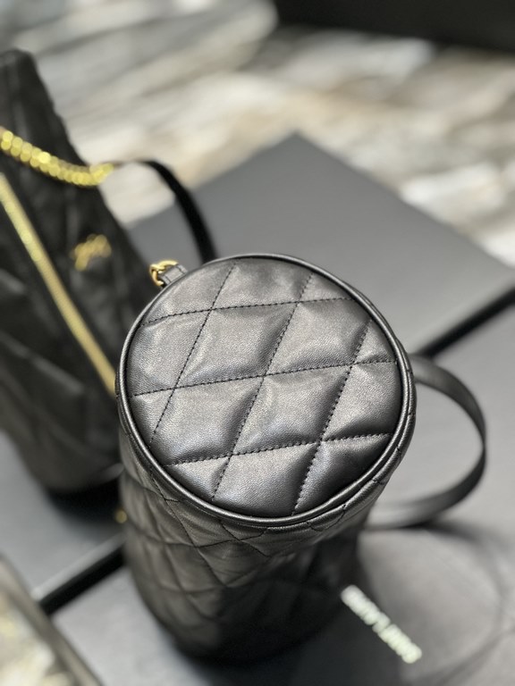 NEW SIZE_!  Fairies must get this cylinder bag!The new SADE Cylinder Bag is just too good looking, Italian lambskin feels soft and cozy. The whole bag is made of diamond pattern quilting process with the classic logo min