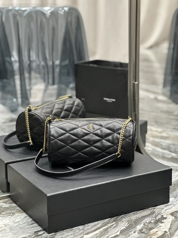 NEW SIZE_!  Fairies must get this cylinder bag!The new SADE Cylinder Bag is just too good looking, Italian lambskin feels soft and cozy. The whole bag is made of diamond pattern quilting process with the classic logo min