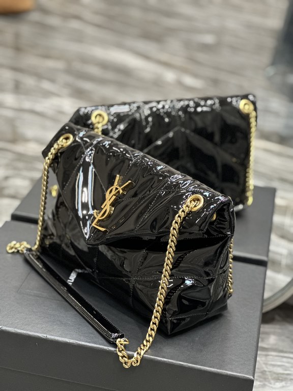 Loulou puffer_quilted chain bag, the classic Y logo, chain and grommet hardware are made of old metal.Loulou puffer_quilted chain bag, classic Y logo, chain and grommet hardware are made of old metal, retro texture and i