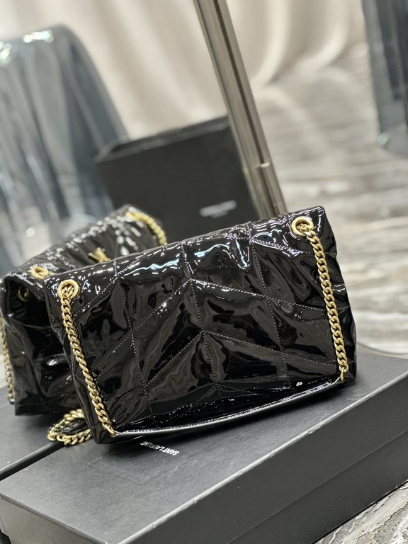 Loulou puffer_quilted chain bag, the classic Y logo, chain and grommet hardware are made of old metal.Loulou puffer_quilted chain bag, classic Y logo, chain and grommet hardware are made of old metal, retro texture and i