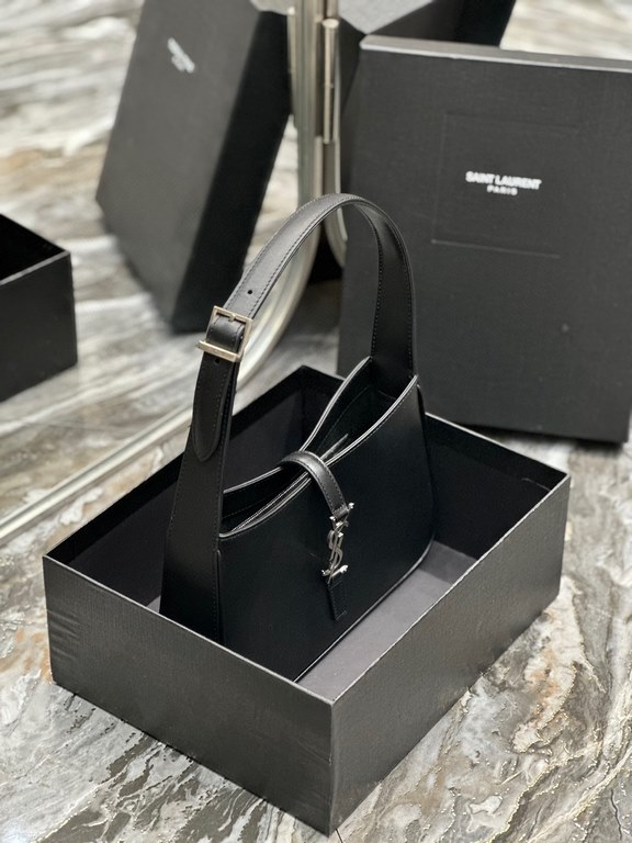 [In stock in seconds][Original Leather] Black Silver Buckle Plain _2022 spring and summer new underarm bag Le5A7 BagStrongly recommend   one of the treasure bags this year! Minimalist shape   metal logo Buckle closure de