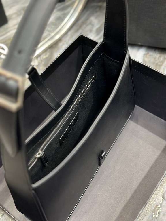 [In stock in seconds][Original Leather] Black Silver Buckle Plain _2022 spring and summer new underarm bag Le5A7 BagStrongly recommend   one of the treasure bags this year! Minimalist shape   metal logo Buckle closure de