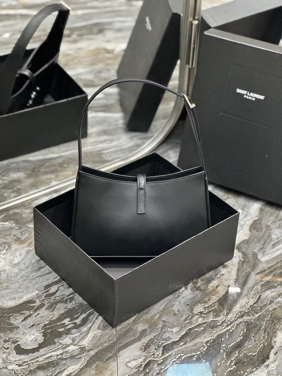 [In stock in seconds][Original Leather] Black Silver Buckle Plain _2022 spring and summer new underarm bag Le5A7 BagStrongly recommend   one of the treasure bags this year! Minimalist shape   metal logo Buckle closure de