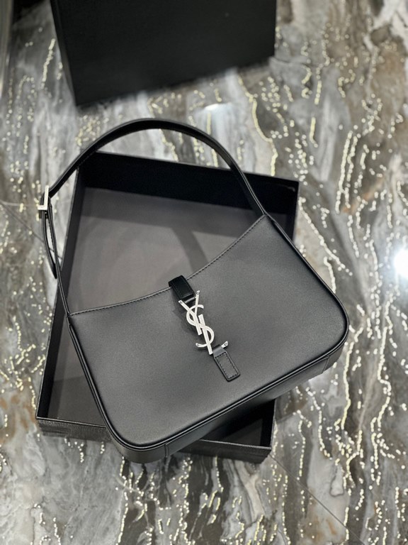 [In stock in seconds][Original Leather] Black Silver Buckle Plain _2022 spring and summer new underarm bag Le5A7 BagStrongly recommend   one of the treasure bags this year! Minimalist shape   metal logo Buckle closure de