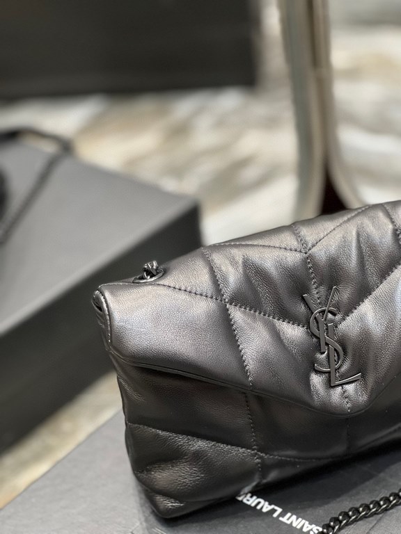 [In stock in seconds]Black with black buckle-              The whole bag is made of soft Italian lambskin with Y's diagonal stripe quilting craftsmanship, featuring a softly textured front flap pocket with a detachable s