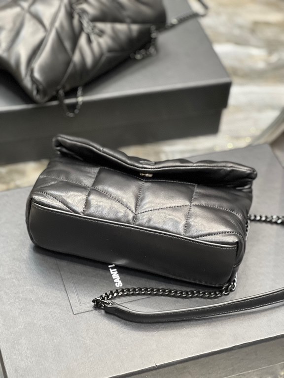 [In stock in seconds]Black with black buckle-              The whole bag is made of soft Italian lambskin with Y's diagonal stripe quilting craftsmanship, featuring a softly textured front flap pocket with a detachable s