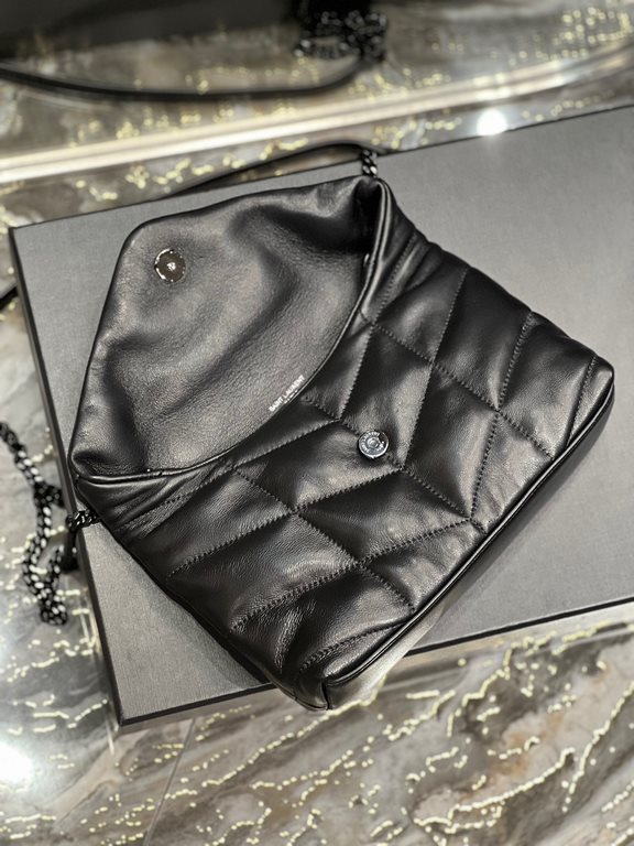 [In stock in seconds]Black with black buckle-              The whole bag is made of soft Italian lambskin with Y's diagonal stripe quilting craftsmanship, featuring a softly textured front flap pocket with a detachable s