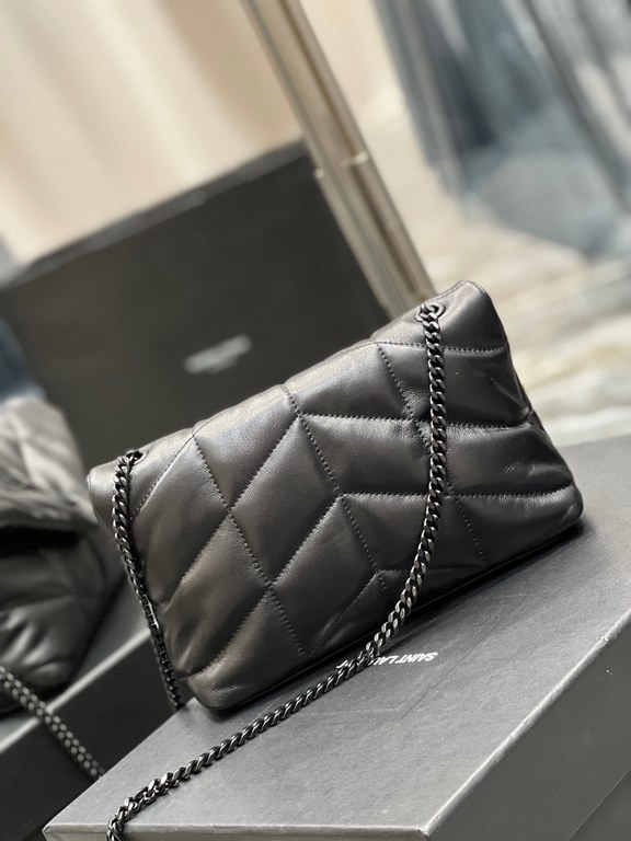 [In stock in seconds]Black with black buckle-              The whole bag is made of soft Italian lambskin with Y's diagonal stripe quilting craftsmanship, featuring a softly textured front flap pocket with a detachable s