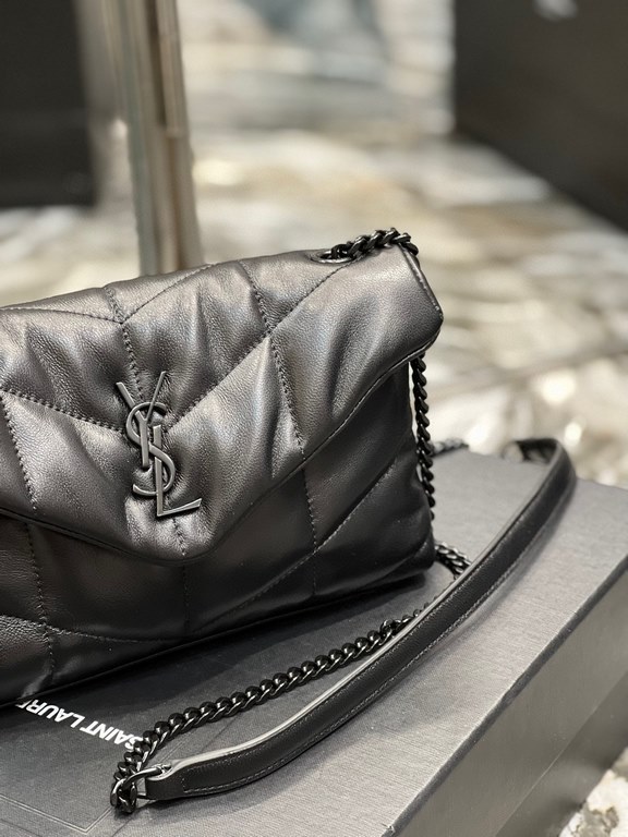 [In stock in seconds]Black with black buckle-              The whole bag is made of soft Italian lambskin with Y's diagonal stripe quilting craftsmanship, featuring a softly textured front flap pocket with a detachable s