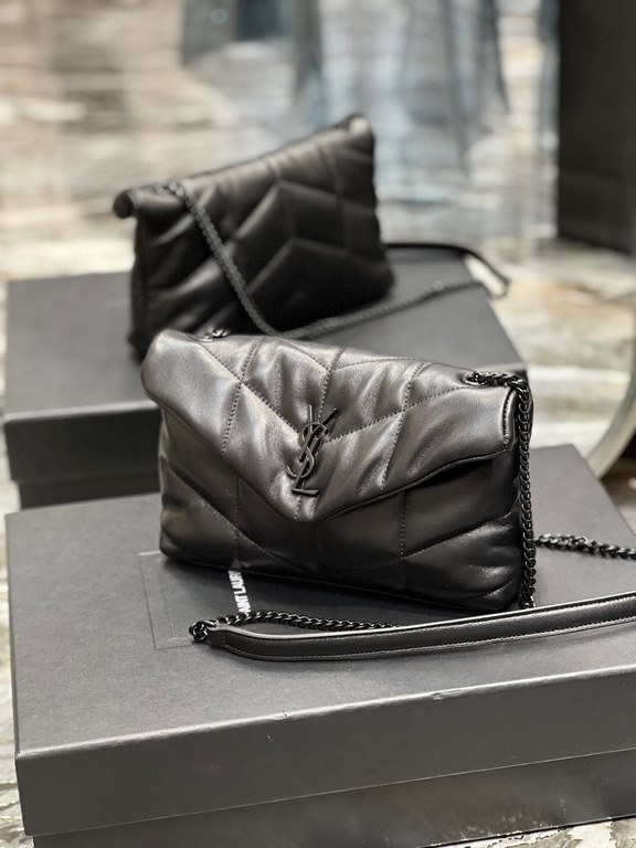 [In stock in seconds]Black with black buckle-              The whole bag is made of soft Italian lambskin with Y's diagonal stripe quilting craftsmanship, featuring a softly textured front flap pocket with a detachable s