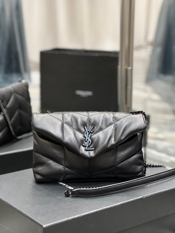 [In stock in seconds]Black with black buckle-              The whole bag is made of soft Italian lambskin with Y's diagonal stripe quilting craftsmanship, featuring a softly textured front flap pocket with a detachable s