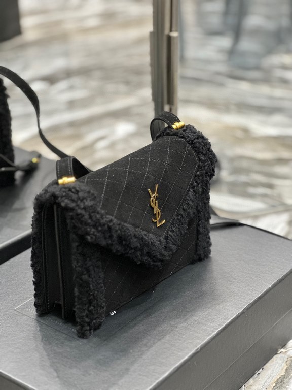 [In stock in secondsGABY mini_ Quilted Textured Envelope BagBlack suede with lamb's wool modelItalian imported suede with lamb's wool, fine handmade with care, exclusive customized metal Y family logo highlights the pers