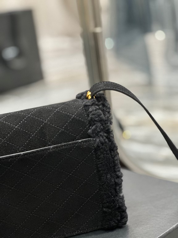 [In stock in secondsGABY mini_ Quilted Textured Envelope BagBlack suede with lamb's wool modelItalian imported suede with lamb's wool, fine handmade with care, exclusive customized metal Y family logo highlights the pers