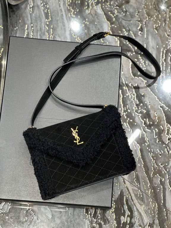 [In stock in secondsGABY mini_ Quilted Textured Envelope BagBlack suede with lamb's wool modelItalian imported suede with lamb's wool, fine handmade with care, exclusive customized metal Y family logo highlights the pers