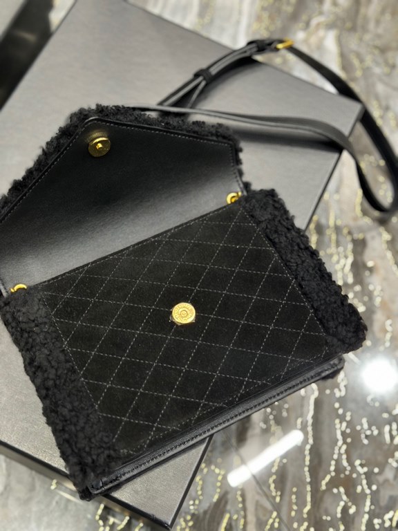 [In stock in secondsGABY mini_ Quilted Textured Envelope BagBlack suede with lamb's wool modelItalian imported suede with lamb's wool, fine handmade with care, exclusive customized metal Y family logo highlights the pers