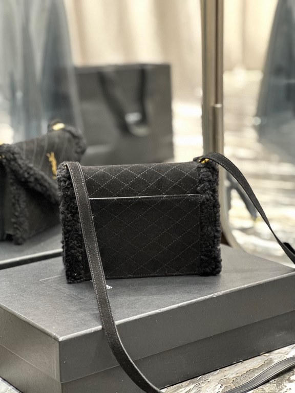 [In stock in secondsGABY mini_ Quilted Textured Envelope BagBlack suede with lamb's wool modelItalian imported suede with lamb's wool, fine handmade with care, exclusive customized metal Y family logo highlights the pers