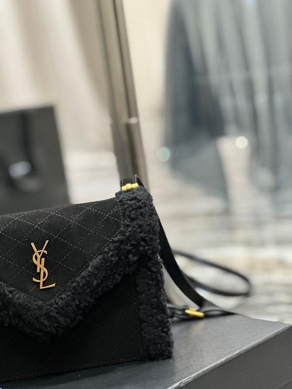 [In stock in secondsGABY mini_ Quilted Textured Envelope BagBlack suede with lamb's wool modelItalian imported suede with lamb's wool, fine handmade with care, exclusive customized metal Y family logo highlights the pers