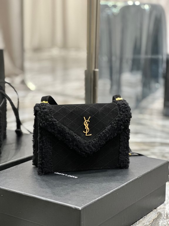 [In stock in secondsGABY mini_ Quilted Textured Envelope BagBlack suede with lamb's wool modelItalian imported suede with lamb's wool, fine handmade with care, exclusive customized metal Y family logo highlights the pers