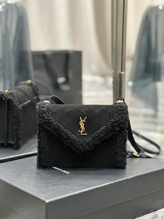 [In stock in secondsGABY mini_ Quilted Textured Envelope BagBlack suede with lamb's wool modelItalian imported suede with lamb's wool, fine handmade with care, exclusive customized metal Y family logo highlights the pers