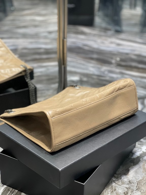 [In stock in seconds]                  _Imported Italian scrunch oil wax cowhide, hardware is full cowhide wrapped, very exquisite craftsmanship! The middle of the bag has a magnetic suction buckle, to protect the safety