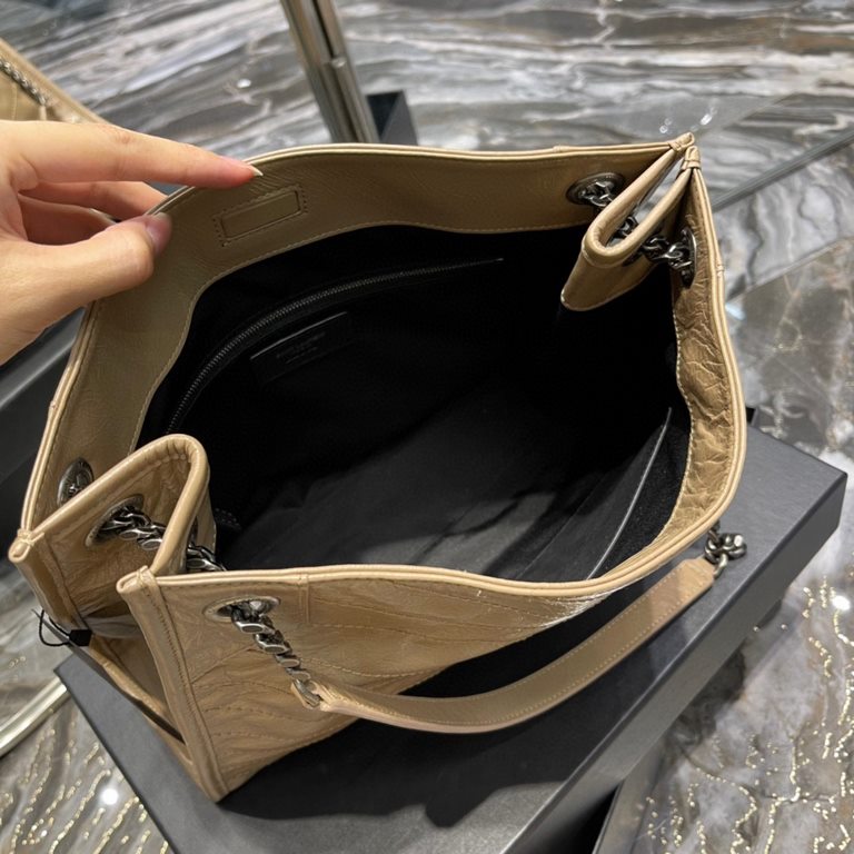 [In stock in seconds]                  _Imported Italian scrunch oil wax cowhide, hardware is full cowhide wrapped, very exquisite craftsmanship! The middle of the bag has a magnetic suction buckle, to protect the safety