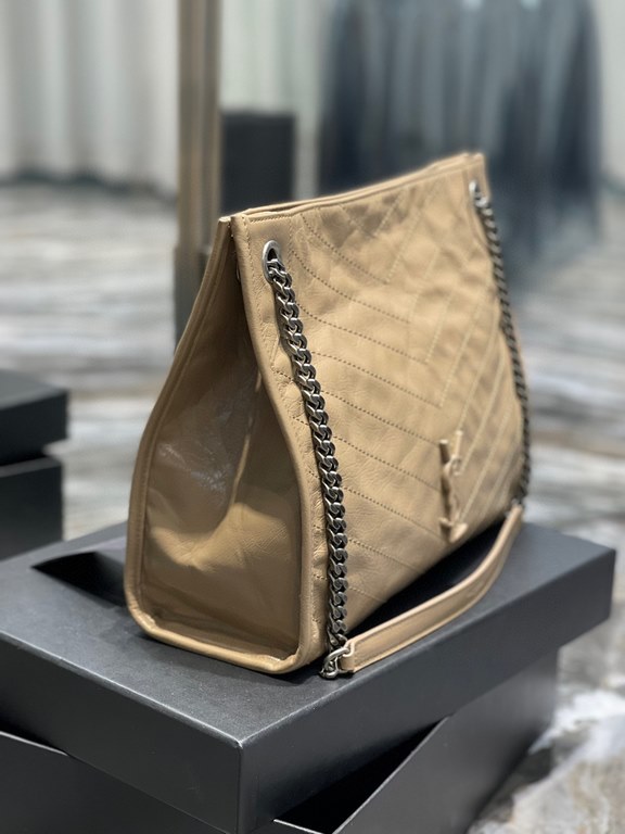 [In stock in seconds]                  _Imported Italian scrunch oil wax cowhide, hardware is full cowhide wrapped, very exquisite craftsmanship! The middle of the bag has a magnetic suction buckle, to protect the safety