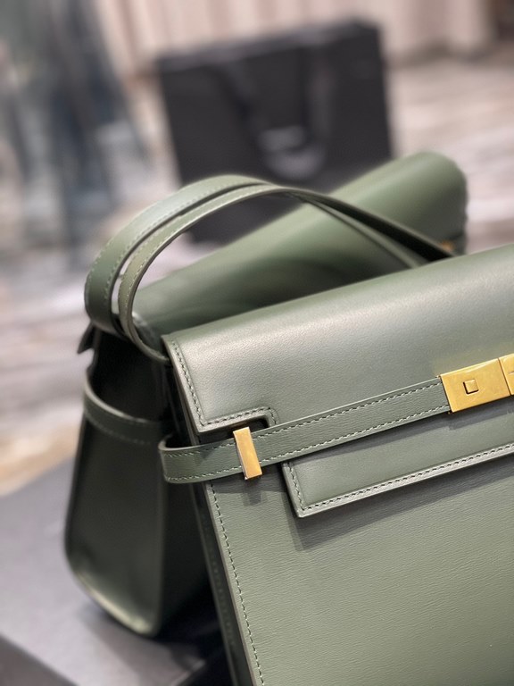 [In stock in seconds]             Manhattan Manhattan baguette bag counter revamped the latest version of the full leather interior, calling out a sense of high class! It is a change from the previous classic logo, repla