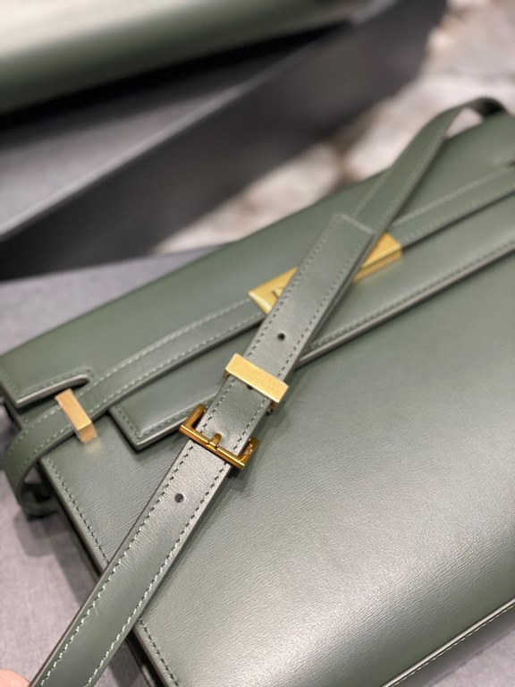 [In stock in seconds]             Manhattan Manhattan baguette bag counter revamped the latest version of the full leather interior, calling out a sense of high class! It is a change from the previous classic logo, repla