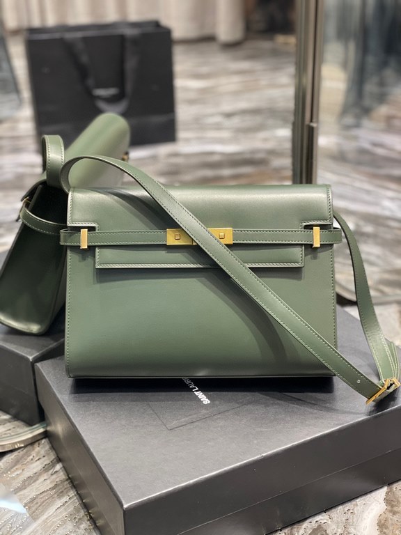 [In stock in seconds]             Manhattan Manhattan baguette bag counter revamped the latest version of the full leather interior, calling out a sense of high class! It is a change from the previous classic logo, repla