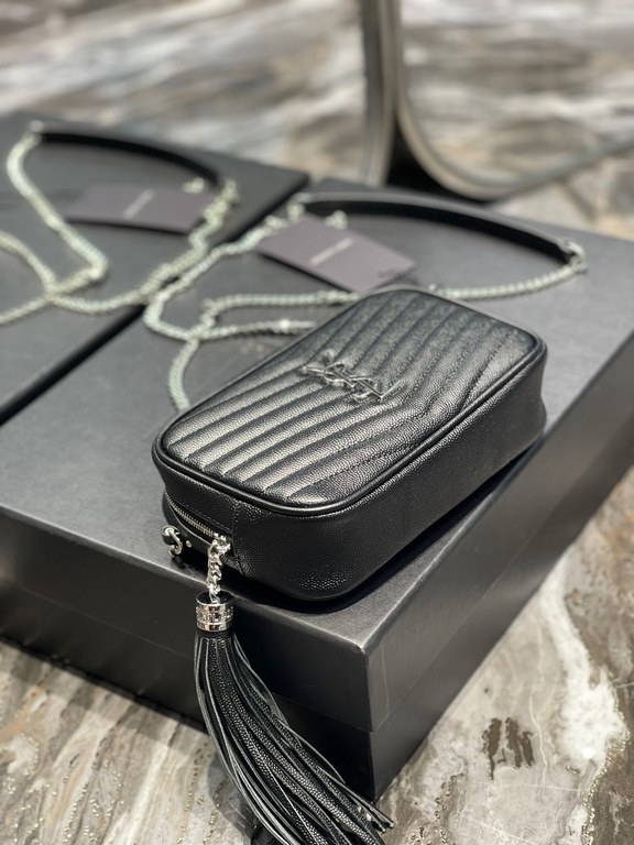 [In stock in secondsBlack Silver Button_            Top imported cowhide leather camera bag, ZP open molded and typed to be exactly the same! Very delicate! With fashion tassel charm! Leather inside and outside, the bag 