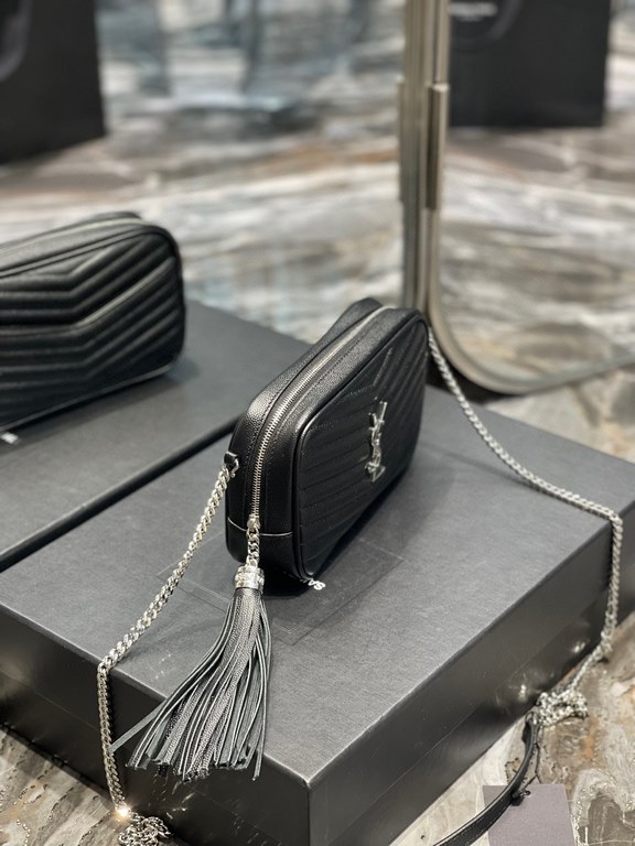 [In stock in secondsBlack Silver Button_            Top imported cowhide leather camera bag, ZP open molded and typed to be exactly the same! Very delicate! With fashion tassel charm! Leather inside and outside, the bag 