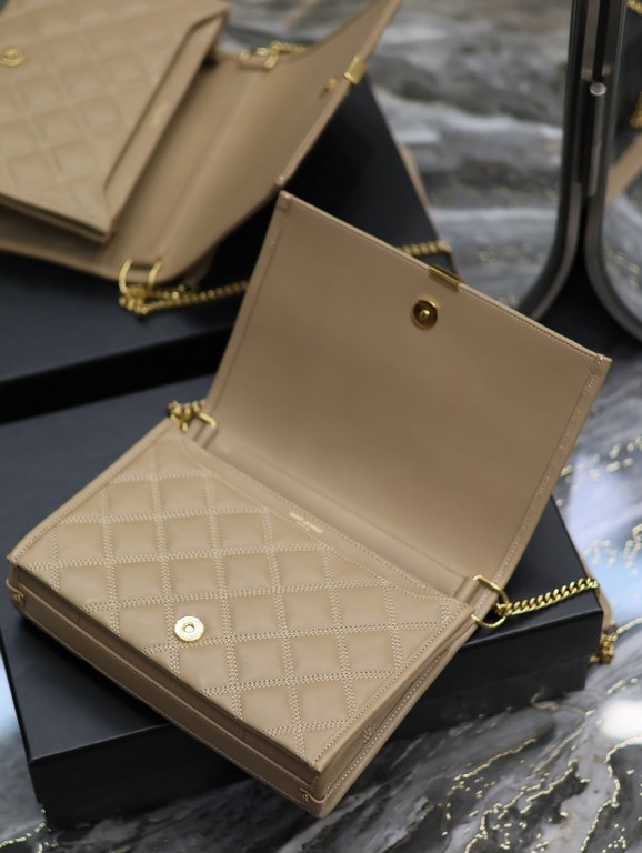 Becky_25cm Almond#Becky Diamond Quilted Lambskin Chain BagThis is one of the most popular bags in the Love at First Sight collection! The diamond-shaped quilted pattern exudes a diamond-like glamor! The gold Y logo stand