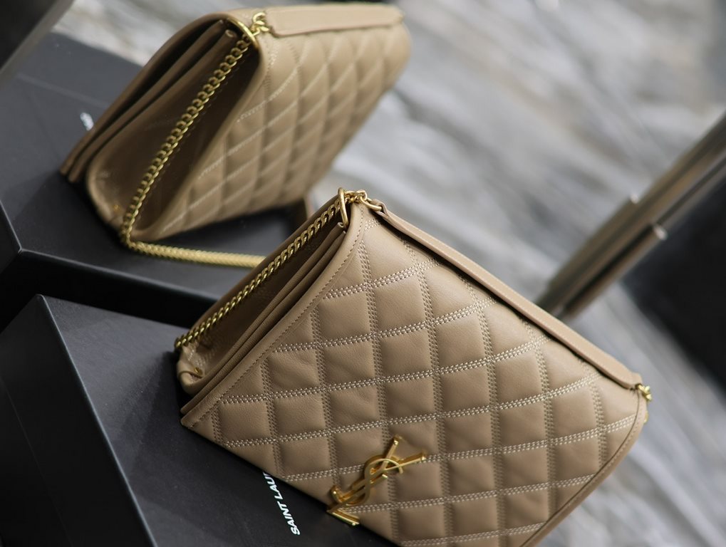 Becky_25cm Almond#Becky Diamond Quilted Lambskin Chain BagThis is one of the most popular bags in the Love at First Sight collection! The diamond-shaped quilted pattern exudes a diamond-like glamor! The gold Y logo stand