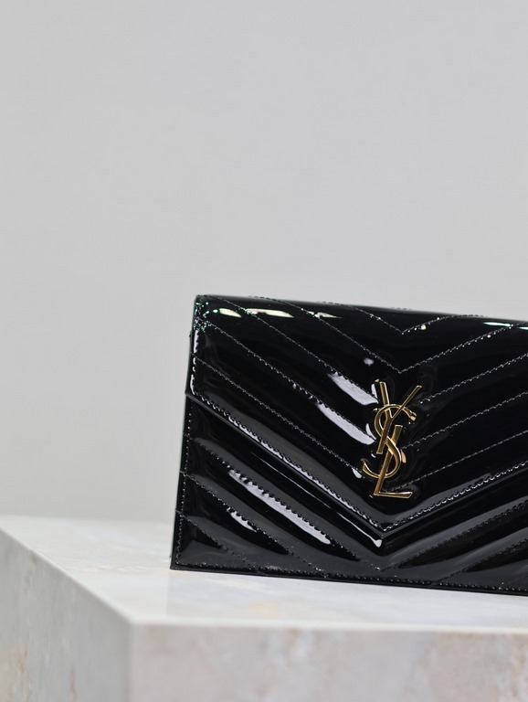 Black patent leather with gold buckle_woc small size envelope bag is coming, when it comes to envelope bag, this one from Y family must have the name! The whole bag is made of Italian cowhide leather, with a three-dimens