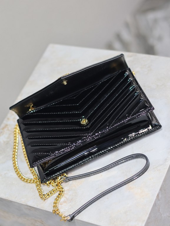 Black patent leather with gold buckle_woc small size envelope bag is coming, when it comes to envelope bag, this one from Y family must have the name! The whole bag is made of Italian cowhide leather, with a three-dimens