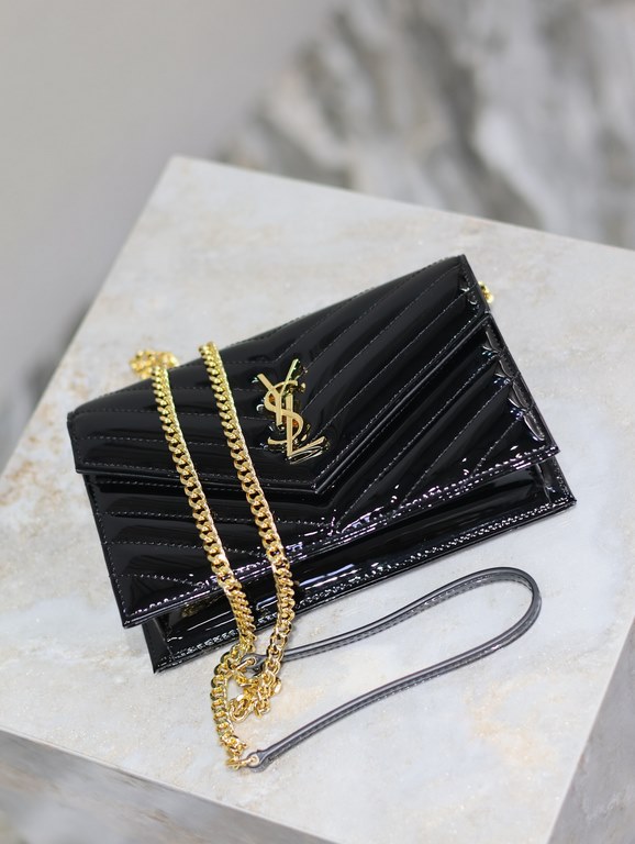 Black patent leather with gold buckle_woc small size envelope bag is coming, when it comes to envelope bag, this one from Y family must have the name! The whole bag is made of Italian cowhide leather, with a three-dimens