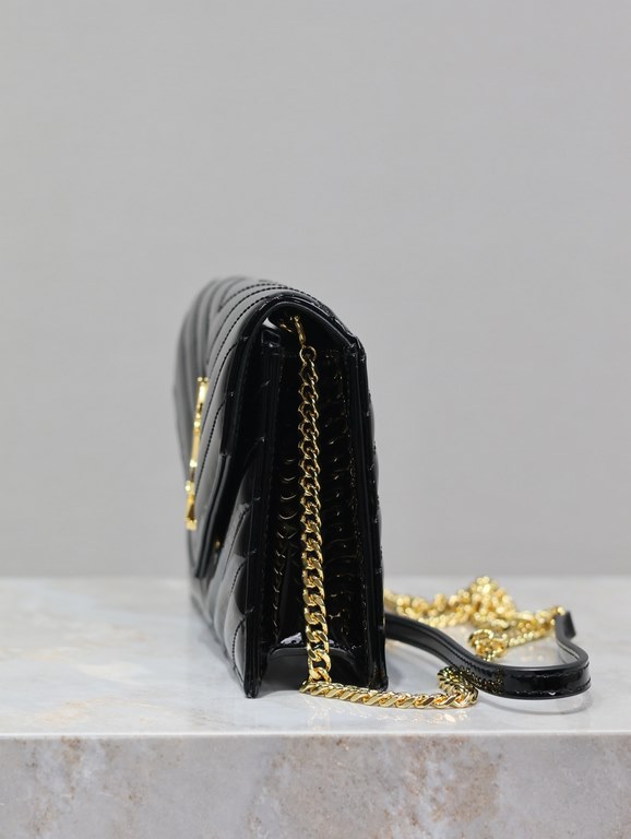 Black patent leather with gold buckle_woc small size envelope bag is coming, when it comes to envelope bag, this one from Y family must have the name! The whole bag is made of Italian cowhide leather, with a three-dimens