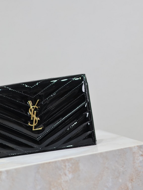 Black patent leather with gold buckle_woc small size envelope bag is coming, when it comes to envelope bag, this one from Y family must have the name! The whole bag is made of Italian cowhide leather, with a three-dimens